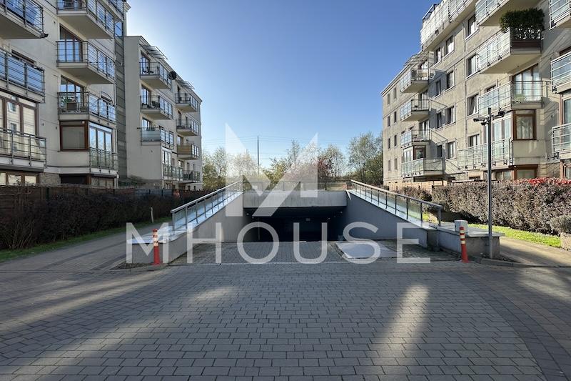 Miejsce w garażu i komórka